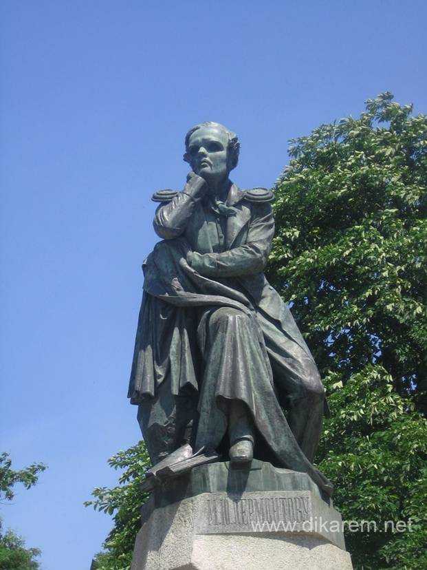 У памятника М. Ю. Лермонтову, Пятигорск, 2002г